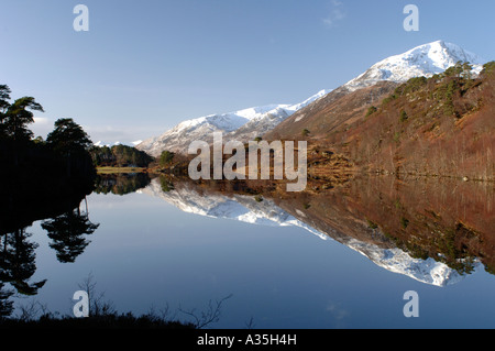 Réflexions de miroir de Mam Sodhail sur la montagne calme Loch Beinn un Mheadhain Glen Affric Inverness-shire. XPL 4504-425 Banque D'Images