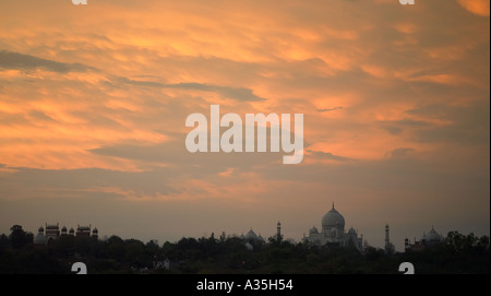 Le Taj Mahal sur la skyline at Dusk. Uttra Pradesh Agra dans la région du nord de l'Inde. Banque D'Images