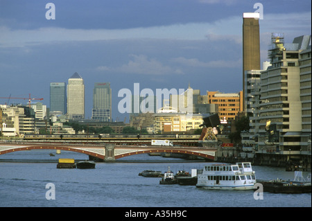 À l'est le long de la rivière Thames à London vers la Tate Modern et les tours de Canary Wharf à la distance Banque D'Images