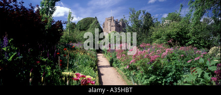 Crathes Castle et ses fameux jardins à Banchory. L'Aberdeenshire. Grampian. L'Écosse. L'Écosse GPAN 0060 Banque D'Images