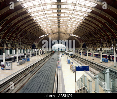 L'intérieur de la gare de Paddington à Londres. Il s'agit d'un bâtiment de l'époque victorienne. Banque D'Images