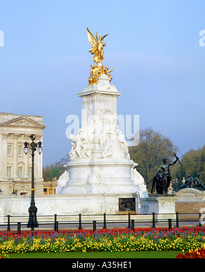 La statue de la reine Victoria devant le palais de Buckingham à Londres. Banque D'Images