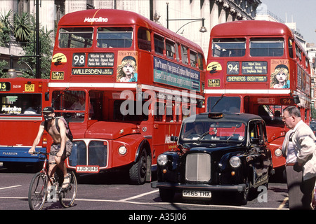 Trafic sur Oxford Street à Londres en été. Banque D'Images