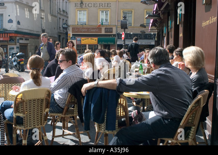 Paris France, les gens se détendent, scène de cafés de rue parisiens, terrasse surpeuplée au café Delmas sur la façade du café français place de la Contrescarpe Banque D'Images