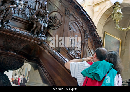 Paris France religion monuments Église catholique française 'Saint Etienne du Mont' couple en vue de détail Pulpit en bois, religion d'âge moyen, intérieur de la churc Banque D'Images