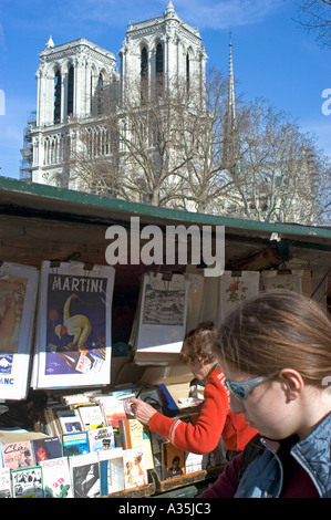 Paris France magasins de livres étals les bouquinistes de Paris, 'Quai de Montebello' avec la cathédrale notre-Dame, Shopping pour les souvenirs dans la rue Banque D'Images