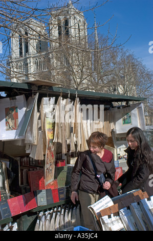 Paris France Réservez cale le long de la rivière Seine 'Bouquinistes' 'Quai de Montebello' par 'Notre Dame' de souvenirs, des kiosques livre riverside Banque D'Images