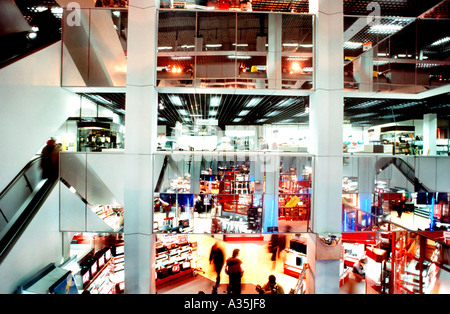 Paris France, vue grand angle, intérieur, grand magasin français section électronique grand public intérieur magasin la Samaritaine Shopping (fermé) Banque D'Images