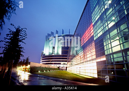 Strasbourg, France, Parlement européen à éclairé, de nuit, fenêtre du bureau du gouvernement moderne, bureau de nuit, éclairage tardif Banque D'Images