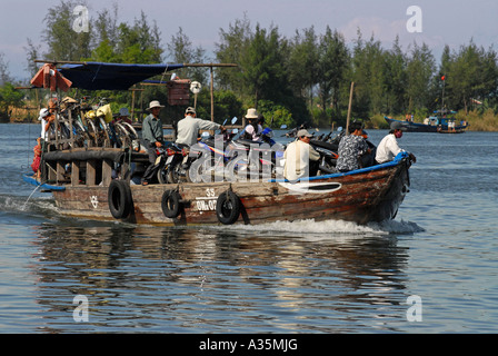 Ferry en bois sur la rivière Thu Bon transport de personnes locales arrivant à quai de la ville de Hoi An Banque D'Images