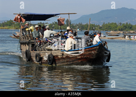Ferry en bois sur la rivière Thu Bon transport de personnes locales arrivant à quai de la ville de Hoi An Banque D'Images