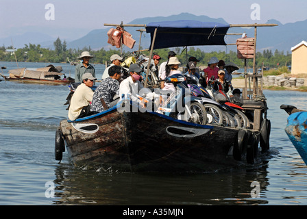 Ferry en bois sur la rivière Thu bon transportant les personnes locales arrivant au quai de Hoi an Town, Vietnam Banque D'Images