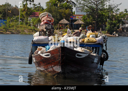 Traversier sur la rivière Thu Bon transport de personnes locales arrivant à quai de la ville de Hoi An Banque D'Images