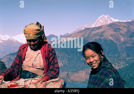 Deux femmes sur une montagne au Népal Banque D'Images