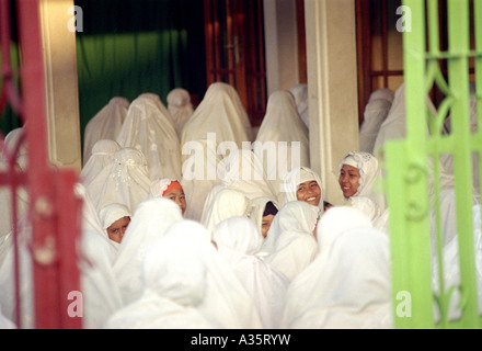 Les femmes dans une mosquée à Surabaya Indonésie Banque D'Images