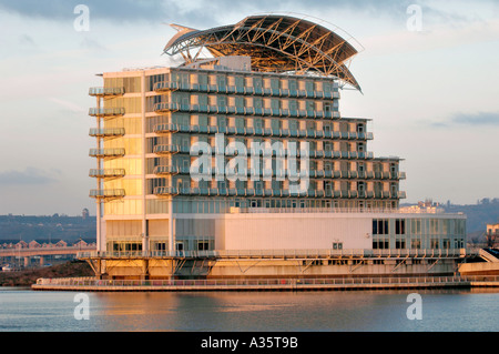 St Davids Hotel donnant sur la baie de Cardiff in early morning light Banque D'Images