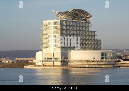 St Davids Hotel donnant sur la baie de Cardiff in early morning light South Wales UK Banque D'Images