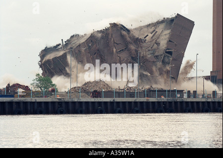 Démolition de l'ancienne centrale électrique au charbon de Great Yarmouth en mai 1997 - vue sur la rivière Yare Banque D'Images