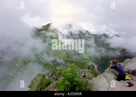 La vue du Machu Picchu depuis le haut de Waynapicchu. Le Machu Picchu, Cuzco, l'Amérique du Sud. Banque D'Images