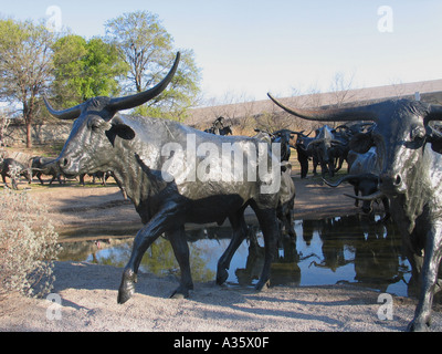 Dallas TX Texas Pioneer Plaza 'Bétail Bovin 70 Sculpture Friends' Banque D'Images