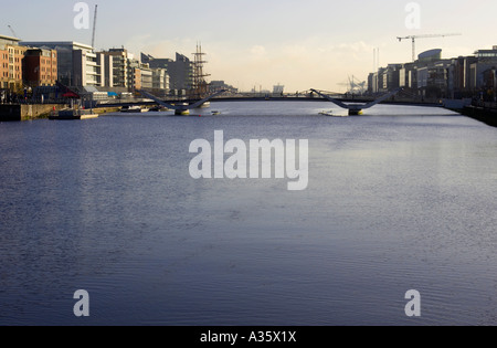 Vue de la ville de Dublin sur la rivière Liffey de city quay vers les docks et sean o casey passerelle Banque D'Images