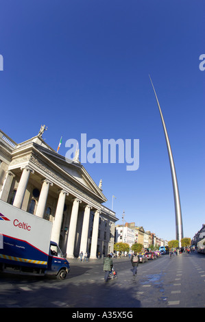 Coup du GPO fisheye et millennium monument de Dublin Spire aiguille de lumière dans O'Connell Street Dublin Banque D'Images