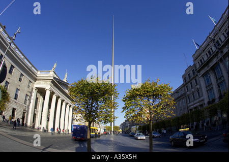 Coup du GPO fisheye et millennium monument de Dublin Spire aiguille de lumière dans O'Connell Street Dublin Banque D'Images