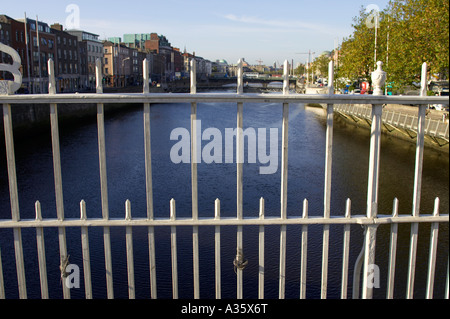 Dans la ligne de Liffey par des garde-corps sur le hapenny ha penny Bridge sur la rivière Liffey à Dublin Banque D'Images