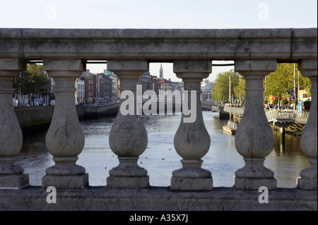 En regardant à travers les lacunes dans l'O Connell bridge la liffey vers l'ha penny Bridge Dublin Banque D'Images