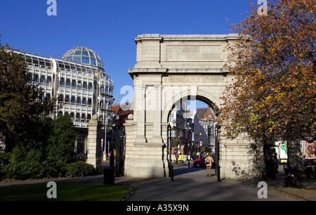 Fusiliers Arch entrée de St Stephens Green de Grafton Street Dublin centre-ville Centre Commercial avec en arrière-plan Banque D'Images