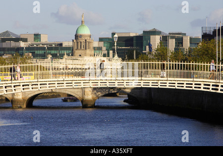 Dans la ligne de Liffey vers l'hapenny ha penny Bridge sur la rivière Liffey à Dublin Banque D'Images