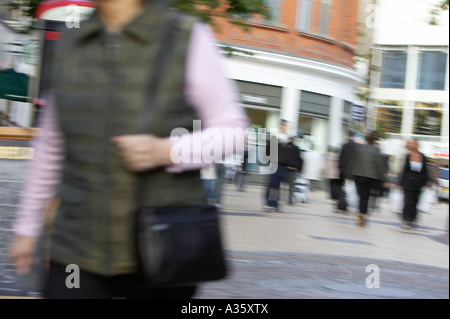 Sac à main femme en face d'acheteurs dans cornmarket zone piétonne dans le centre-ville de Belfast Banque D'Images