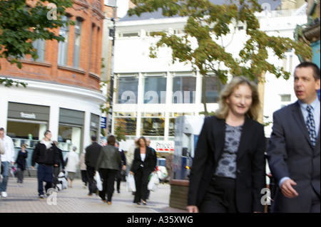 Les gens d'affaires, hommes et femmes à pied en face de visiteurs de cornmarket zone piétonne dans le centre-ville de Belfast Banque D'Images