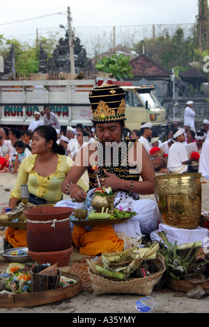 Religious Hindu cérémonie sur la plage de Kuta, à Bali, Indonésie Banque D'Images