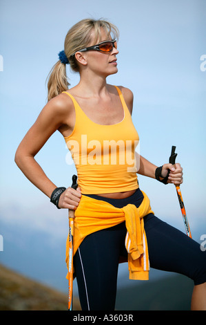 Woman doing nordic walking, Frau beim la marche nordique Banque D'Images