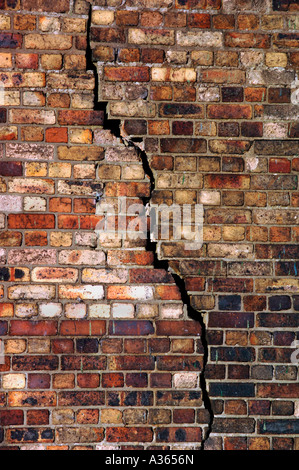 Grande fissure dans un mur en brique. Banque D'Images