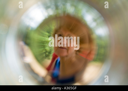 Femme mature vue à travers un fond d'un verre Banque D'Images