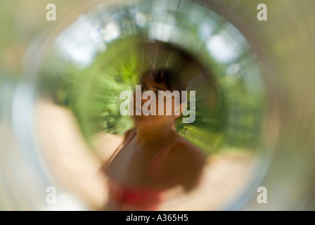 Femme mature vue à travers un fond d'un verre Banque D'Images