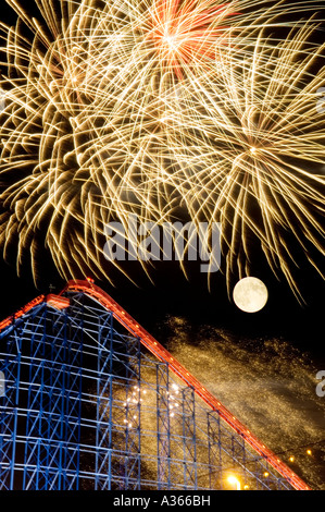 Feu d'artifice sur les montagnes russes Big One sur le parc d'attractions Pleasure Beach, Blackpool, Royaume-Uni Banque D'Images