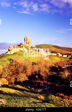 Vue d'hiver de Corfe Castle Dorset en fin d'après-midi du soleil vu de la colline de l'Ouest Banque D'Images