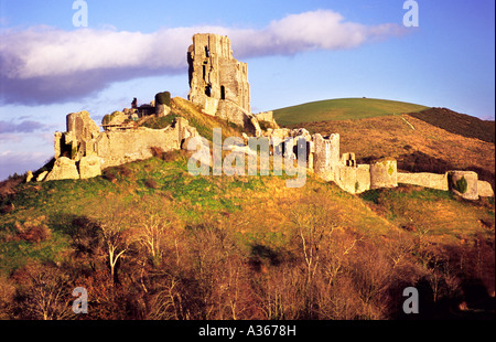 Vue d'hiver de Corfe Castle Dorset en fin d'après-midi du soleil vu de la colline de l'Ouest Banque D'Images