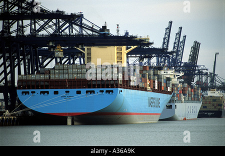 Emma Maersk, l'un des plus gros contenant navire amarré au quai de la Trinité, port de Felixstowe dans le Suffolk, UK. Banque D'Images