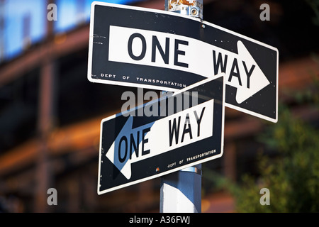 Une façon FLÈCHES, SIGNE DE LA CIRCULATION Banque D'Images