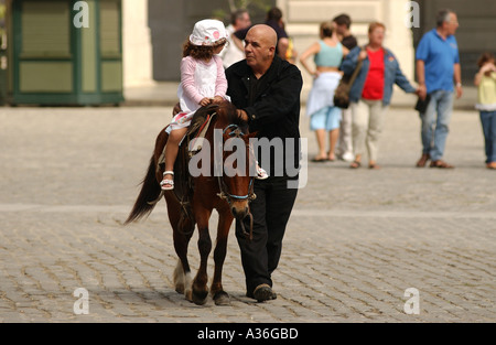 Homme debout à proximité d'un cheval avec une fille La Havane Cuba Banque D'Images