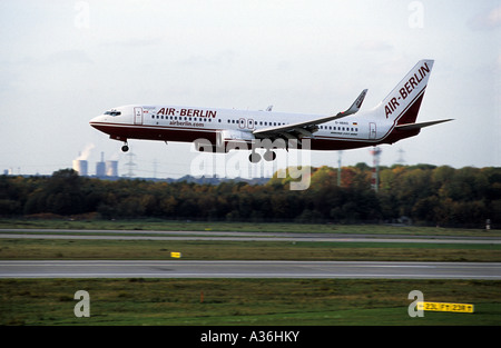 Boeing 737-800 d'Air Berlin, à l'atterrissage à l'aéroport international de Düsseldorf en Allemagne après un vol en provenance de Londres Stansted au Royaume-Uni. Banque D'Images