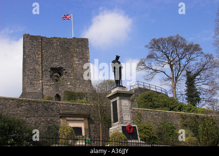 Château de Clitheroe et le mémorial de guerre, Clitheroe, vallée de Ribble, Lancashire, Angleterre Banque D'Images