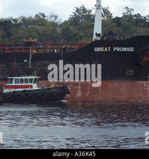 Un navire remorqueur bateau le long de la Havane Cuba Banque D'Images