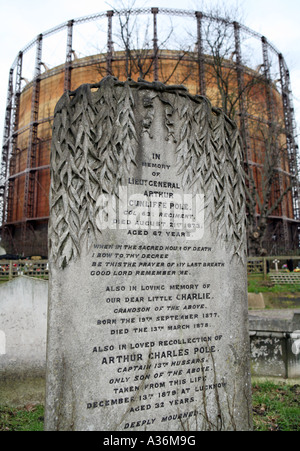 Pierre tombale dans le cimetière de Kensal Green, Londres UK. Banque D'Images