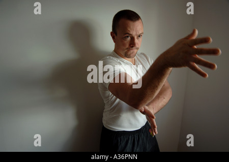 Un homme pratiquant Praying Mantis Kung Fu, un art martial Banque D'Images
