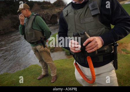 Les agents de l'Agence de l'environnement à la recherche des braconniers le long de la rivière Barle sur Somerset Exmoor Banque D'Images